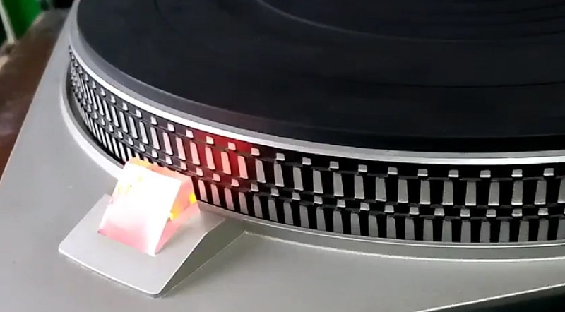 turntable with built-in strobe