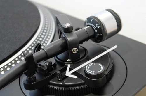 an image showing cuing lever or tonearm lift control lever
