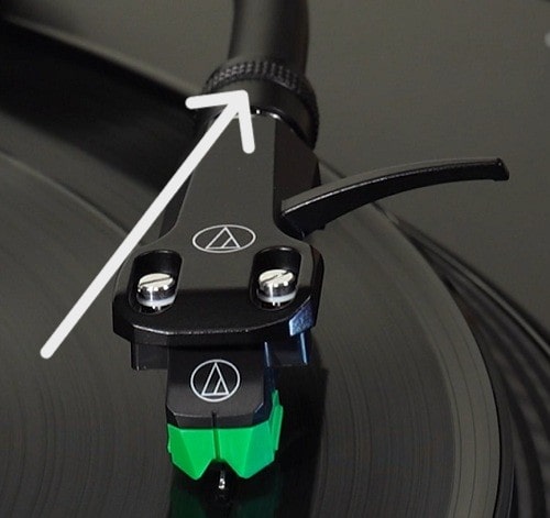 an image showing locking ring to tighten headshell with tonearm