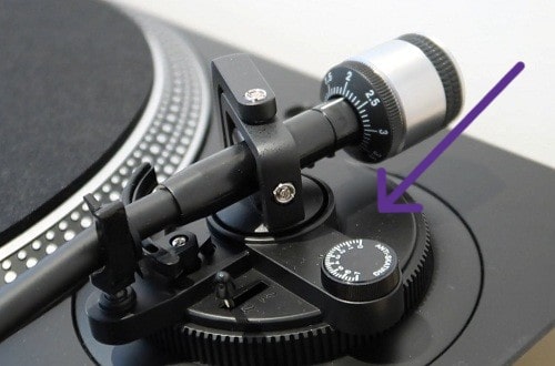 an image showing tonearm height adjustment dial