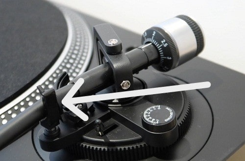 an image showing tonearm rest with clamp of turntable