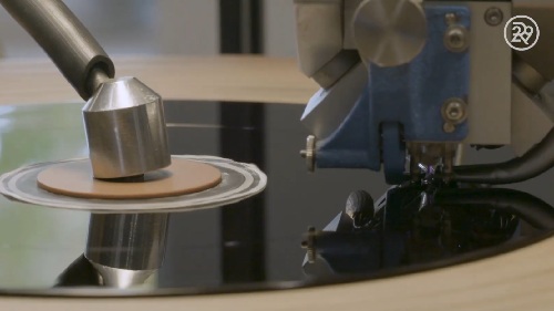 an image showing vinyl record cutting on disc cutting lathe