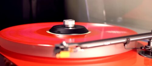 an image showing how to place record clamp on vinyl record