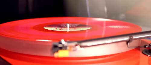 an image showing how to place record on platter after adding felt washer over spindle