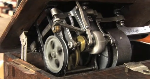 an image showing the phonograph mechanism