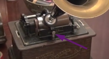 an image showing the start stop button on phonograph