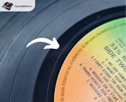 an image showing run-out groove or dead wax area on vinyl record
