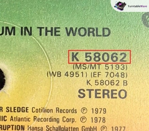 an image showing zoomed in catalogue number or album code on record label